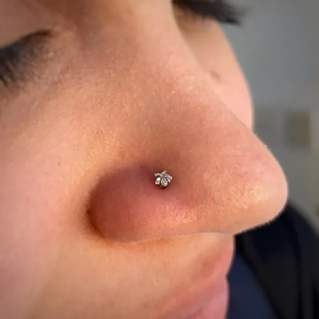 Piercing Labret Estrela de Zircônia em Titânio Grau Implante - Vista 3