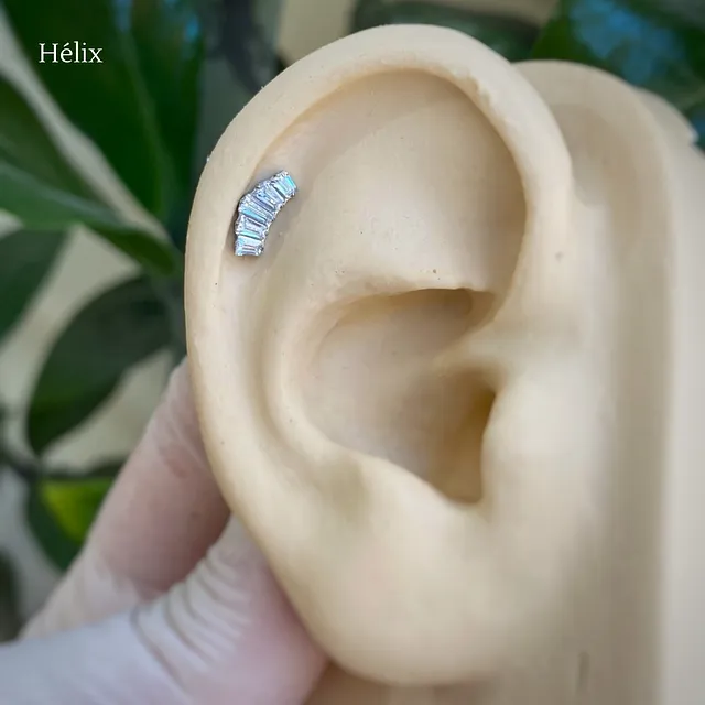 Piercing Labret Cluster Baguete em Titânio Grau Implante - Vista 3