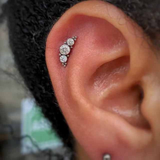 Piercing Labret Cluster Ornamental com 3 Zircônias em Titânio Grau Implante - Vista 5