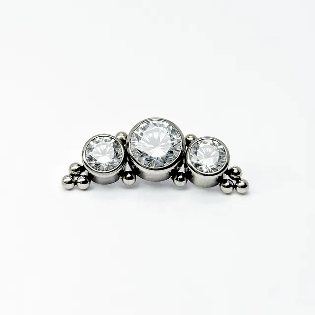 Piercing Labret Cluster Ornamental com 3 Zircônias em Titânio Grau Implante - Vista 1