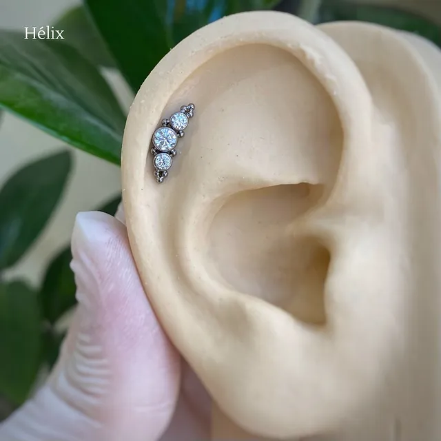 Piercing Labret Cluster Ornamental com 3 Zircônias em Titânio Grau Implante - Vista 3