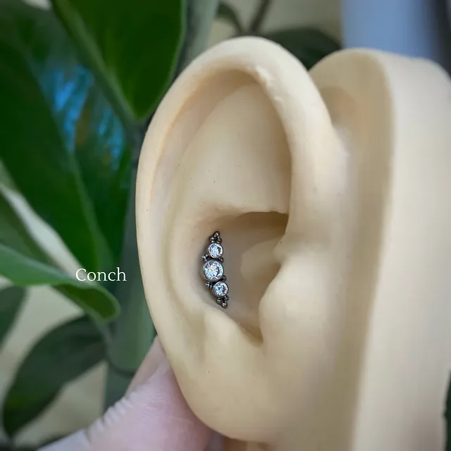 Piercing Labret Cluster Ornamental com 3 Zircônias em Titânio Grau Implante - Vista 4