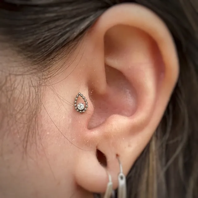 Piercing Labret Gota Ornamental em Titânio Grau Implante - Vista 3