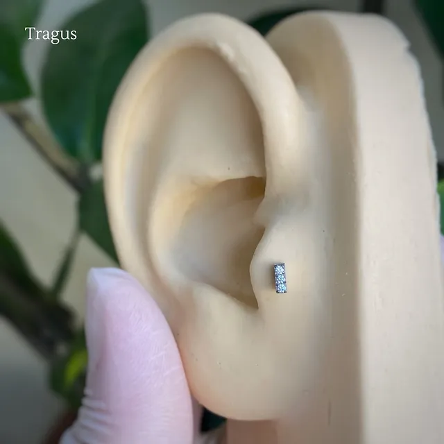 Piercing Labret Barra com 3 Zircônias em Titânio Grau Implante - Vista 3