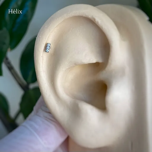 Piercing Labret Barra com 3 Zircônias em Titânio Grau Implante - Vista 4