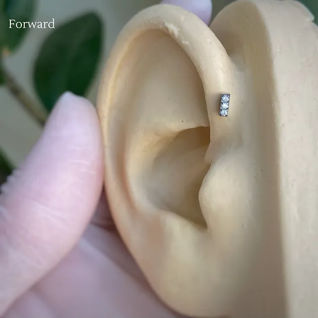 Piercing Labret Barra com 3 Zircônias em Titânio Grau Implante - Vista 5