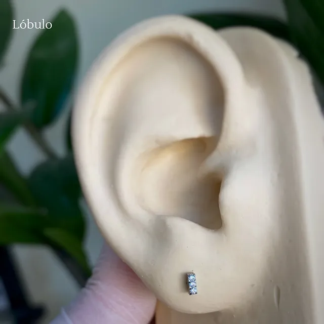 Piercing Labret Barra com 3 Zircônias em Titânio Grau Implante - Vista 6