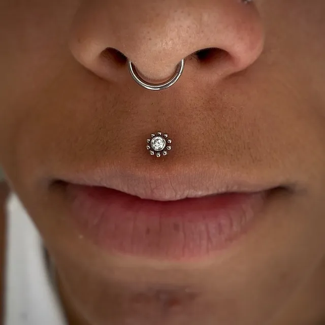 Piercing Labret Sol Ornamental em Titânio Grau Implante - Vista 3
