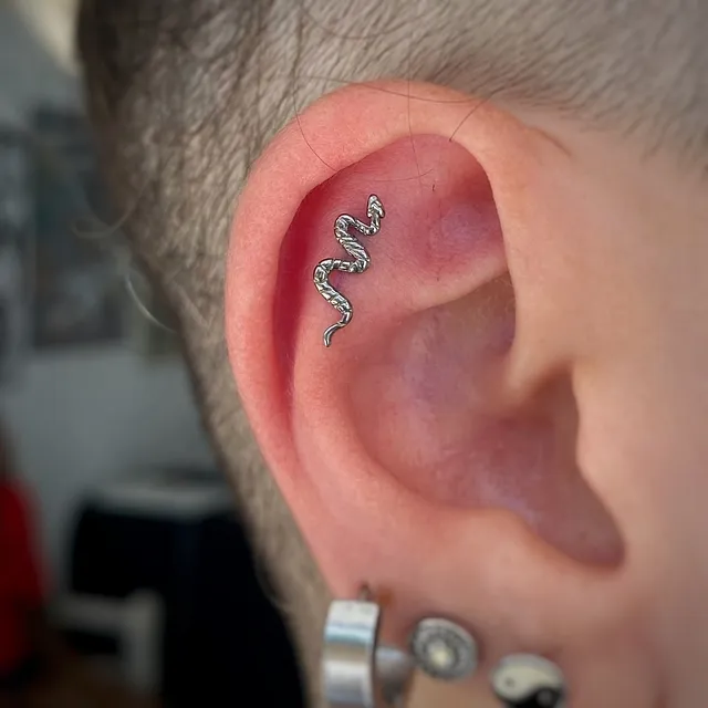 Piercing Labret Cobra em Titânio Grau Implante - Vista 3