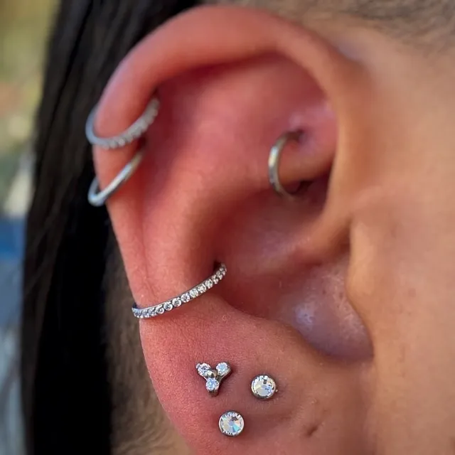 Piercing Labret Trinity com 3 Zircônias em Titânio Grau Implante - Vista 3