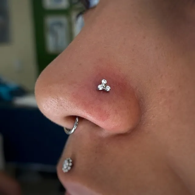 Piercing Labret Trinity com 3 Zircônias em Titânio Grau Implante - Vista 4