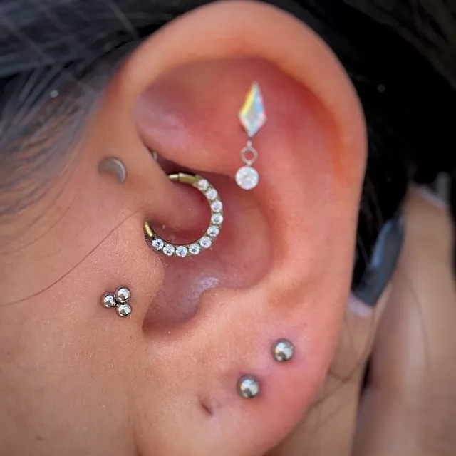 Piercing Labret Trinity com 3 Esferas em Titânio Grau Implante - Vista 3