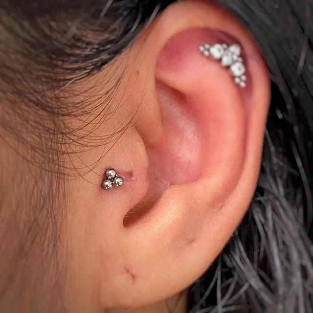 Piercing Labret Trinity com 3 Esferas em Titânio Grau Implante - Vista 4