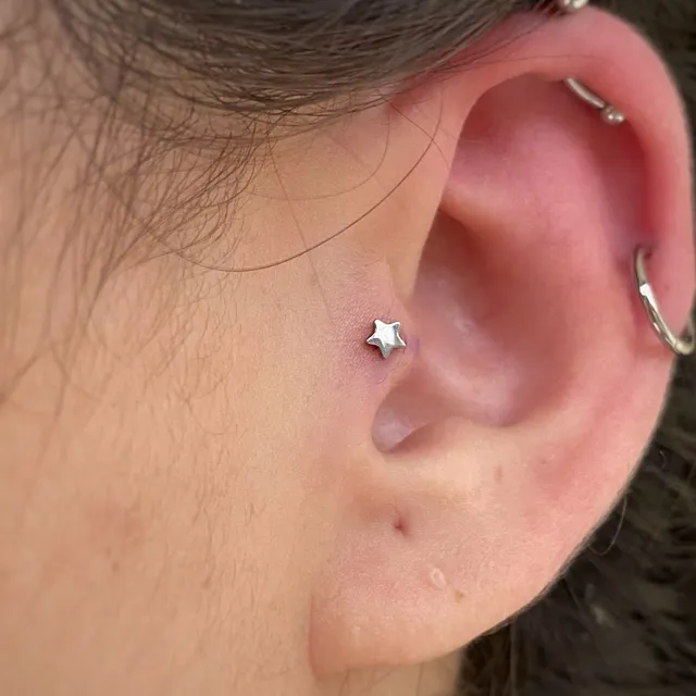 Piercing Labret Estrela em Titânio Grau Implante - Vista 4