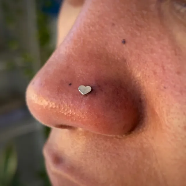 Piercing Labret Coração em Titânio Grau Implante - Vista 3