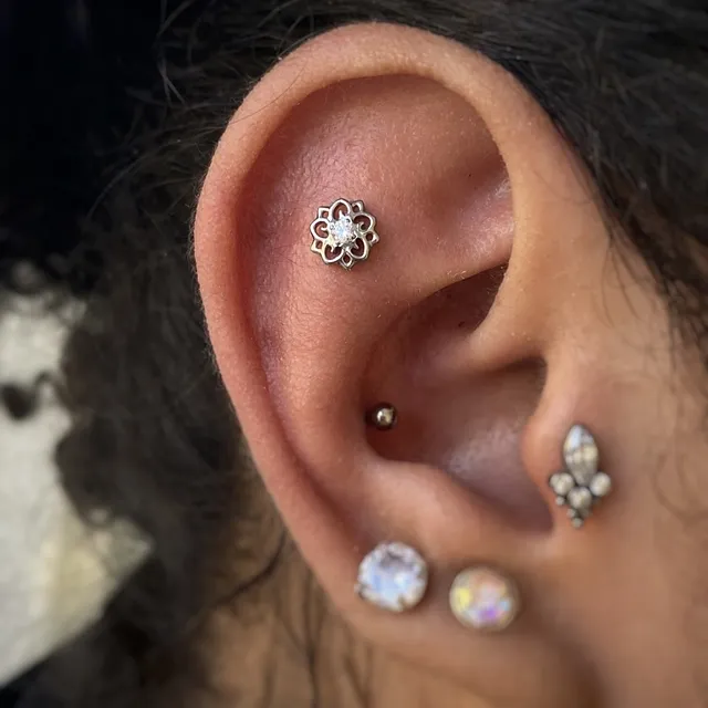 Piercing Labret Flor de Lótus em Titânio Grau Implante - Vista 7