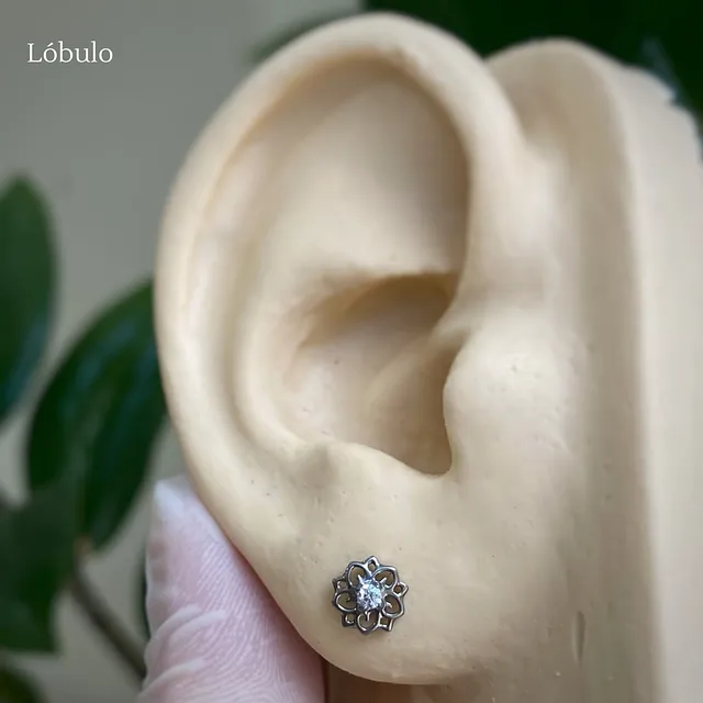Piercing Labret Flor de Lótus em Titânio Grau Implante - Vista 4