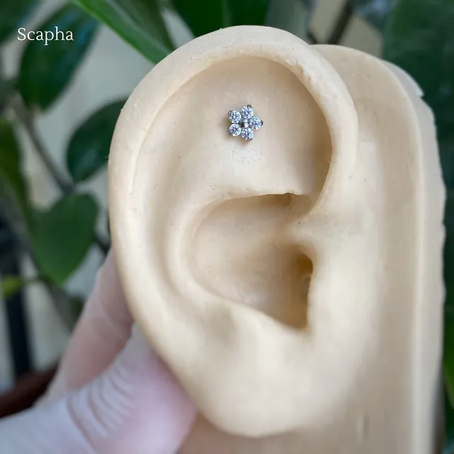 Piercing Labret Flor Cravejada com Zircônias em Titânio Grau Implante - Vista 6