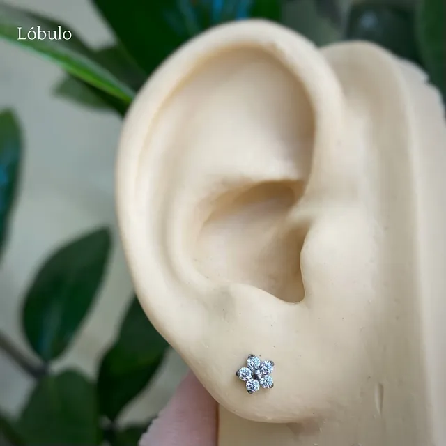 Piercing Labret Flor Cravejada com Zircônias em Titânio Grau Implante - Vista 3