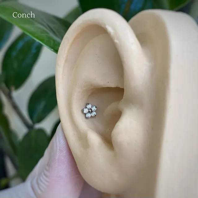 Piercing Labret Flor Cravejada com Zircônias em Titânio Grau Implante - Vista 4