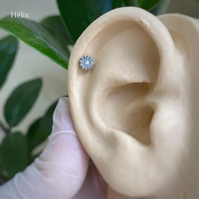 Piercing Labret Girassol em Titânio Grau Implante - Vista 3