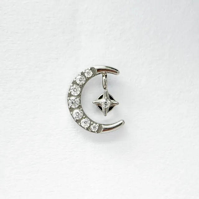 Piercing Labret Lua Cravejada em Titânio Grau Implante - Vista 1