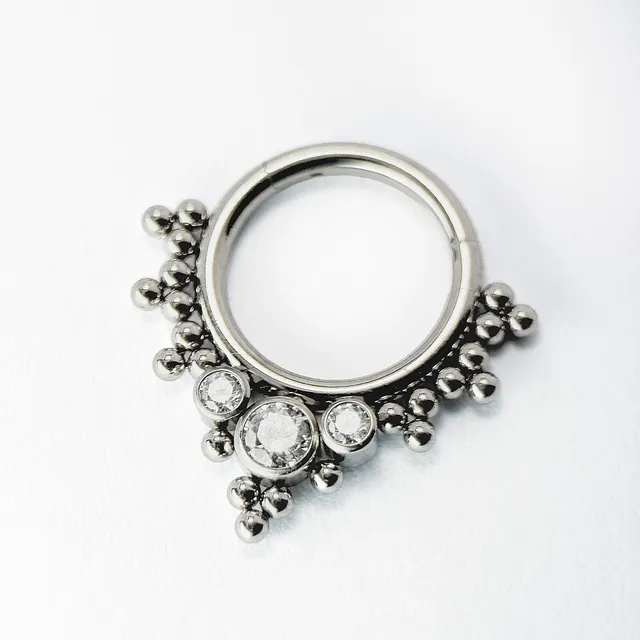 Piercing Argola Clicker Ornamental com Zircônias em Titânio Grau Implante - Vista 2