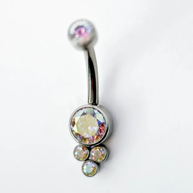 Piercing Banana Bell com 5 Zircônias Boreal para Umbigo em Titânio Grau Implante - Vista 2