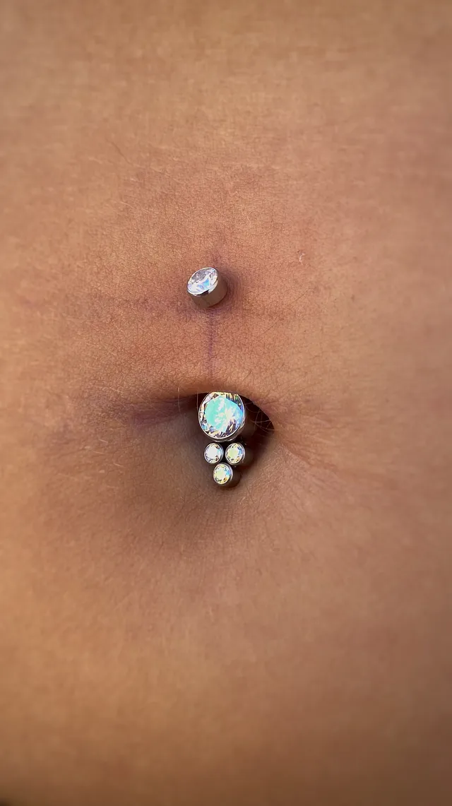 Piercing Banana Bell com 5 Zircônias Boreal para Umbigo em Titânio Grau Implante - Vista 3