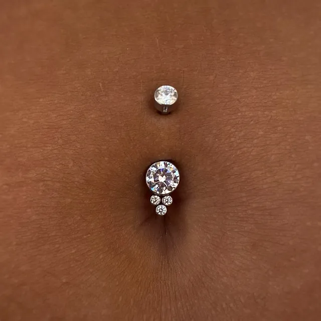 Piercing Banana Bell com 5 Zircônias Brancas para Umbigo em Titânio Grau Implante - Vista 2
