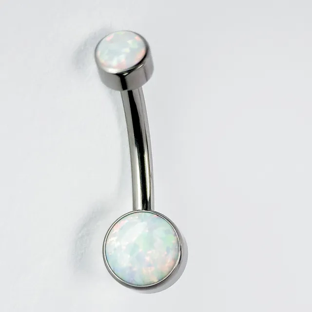 Piercing Banana Bell com Opala Branca para Umbigo em Titânio Grau Implante - Vista 1