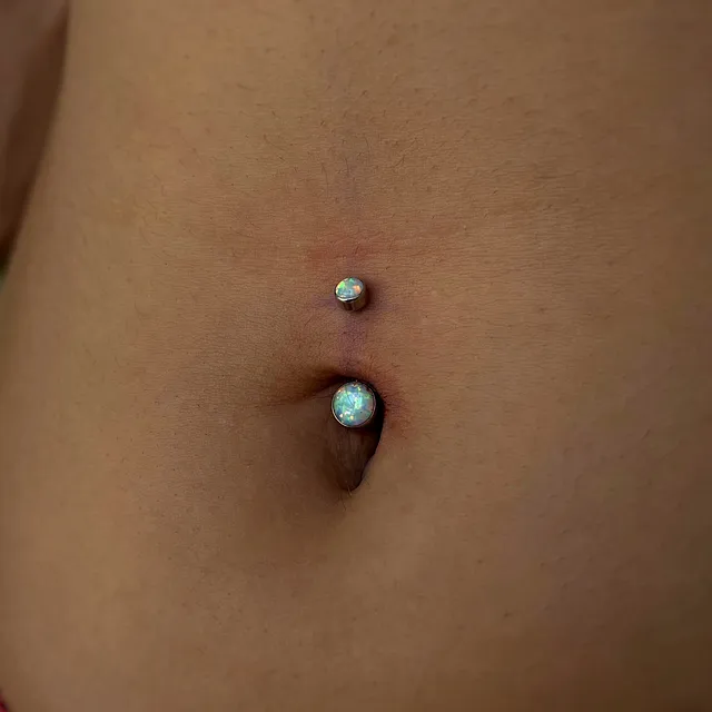 Piercing Banana Bell com Opala Branca para Umbigo em Titânio Grau Implante - Vista 2