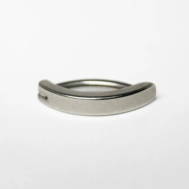 Piercing Navel Clicker Liso para Umbigo em Titânio Grau Implante