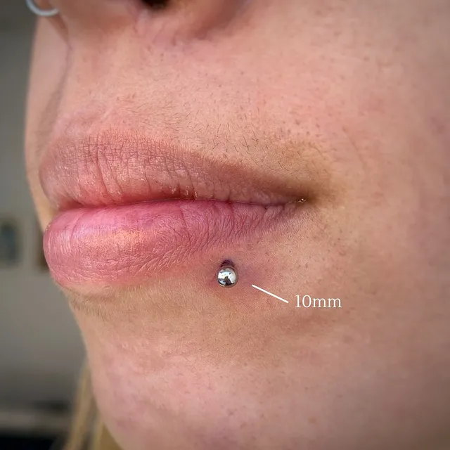 Piercing Labret Tradicional em Titânio Grau Implante - Vista 3