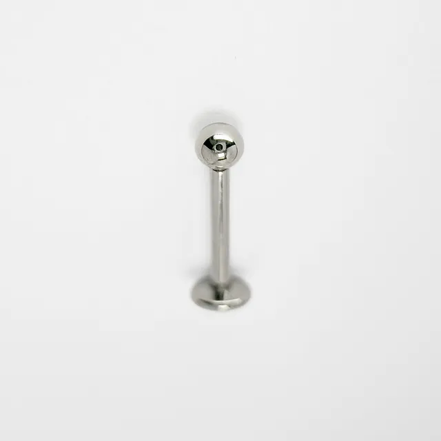 Piercing Labret Tradicional em Titânio Grau Implante - Vista 1