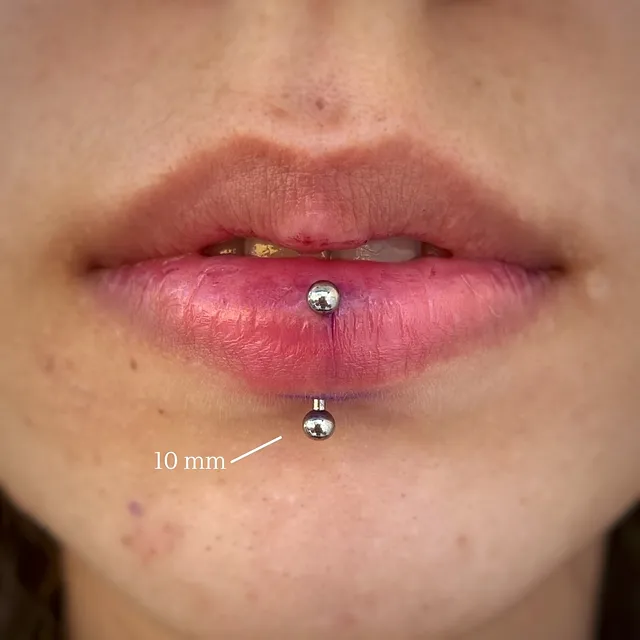 Piercing Barbell Curvo Tradicional em Titânio Grau Implante - Vista 2