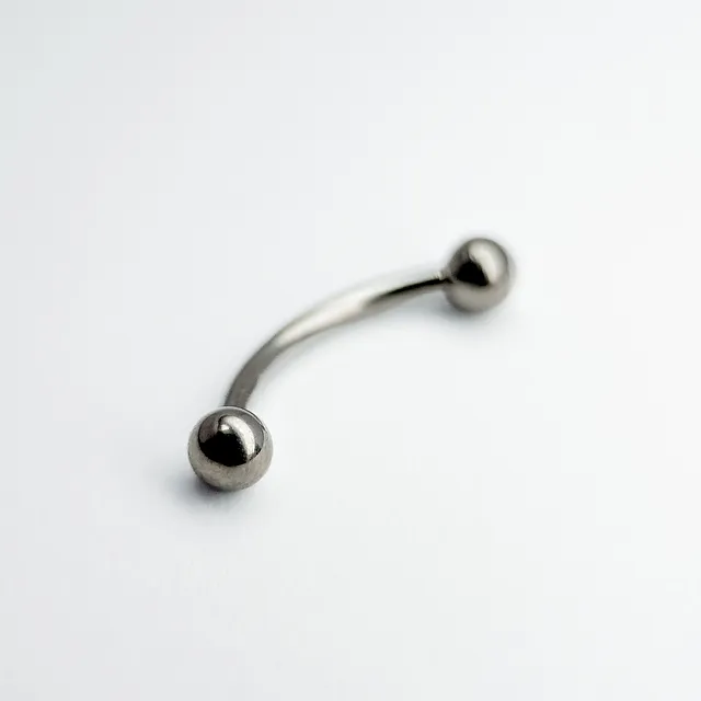 Piercing Barbell Curvo Tradicional em Titânio Grau Implante - Vista 1