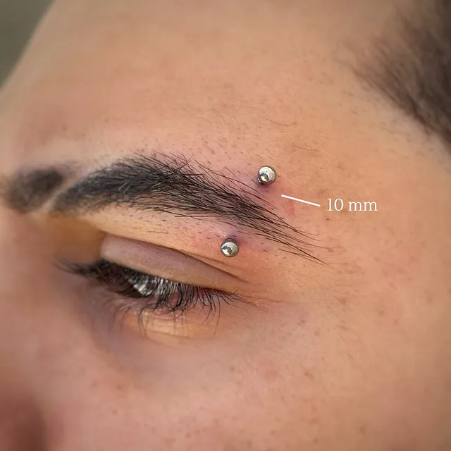 Piercing Barbell Curvo Tradicional em Titânio Grau Implante - Vista 3