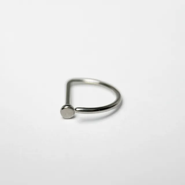 Piercing D-Ring para Aba Nasal em Titânio Grau Implante - Vista 1